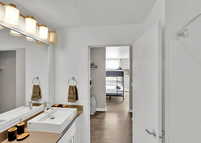 Heb203 Spacious & Stylish 2b Downtown Worth, Free Parking, Walk To Convention Center Apartment *
