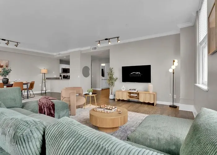 Heb203 Spacious & Stylish 2b Downtown Worth, Free Parking, Walk To Convention Center Apartment *